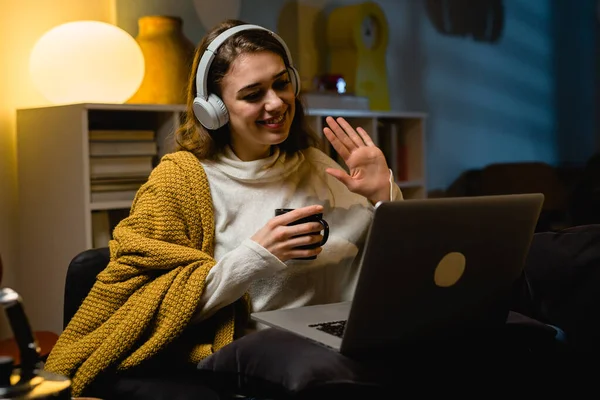 Frau Benutzt Laptop Computer Während Sie Auf Einem Sofa Ihrem — Stockfoto