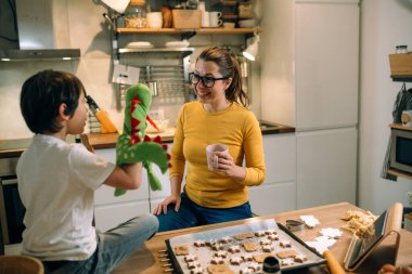 Anne ve oğlu birlikte evde pişirme