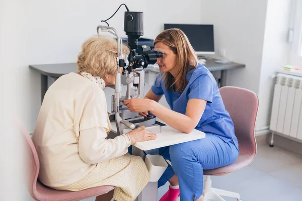 Den Äldre Kvinnan Genomgår Oftalmologisk Undersökning Begreppet Koronavirus — Stockfoto