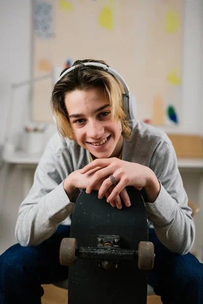 Adolescente Com Fones Ouvido Sentado Sofá Casa — Fotografia de Stock