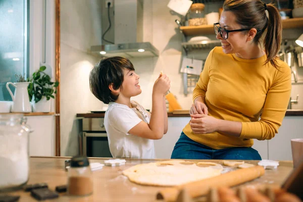 Madre Hijo Horneando Juntos Casa — Foto de Stock