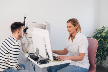 Çocuk göz muayenesi oluyor. Dijital retina taraması.