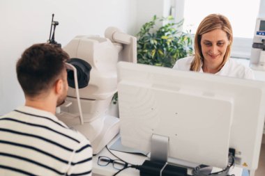 Göz muayenesi olan bir adam. dijital retina taraması