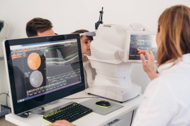 Çocuk göz muayenesi oluyor. Dijital retina taraması.