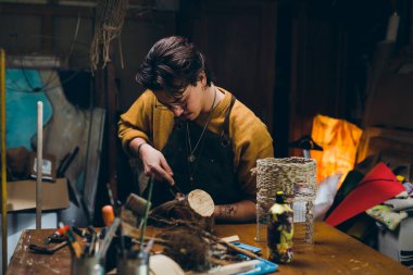 Ustabaşı atölyesinde ahşapla çalışıyor.