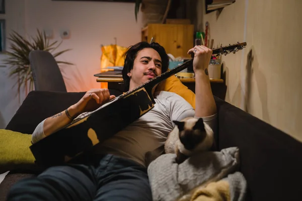 Jovem Tocando Guitarra Acústica Casa — Fotografia de Stock