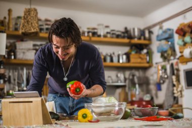 Adam mutfakta yemek hazırlıyor.