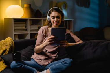 Evde dijital tablet kullanan kadın