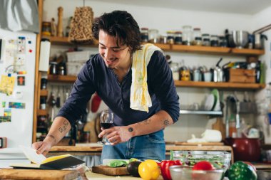 Adam mutfakta yemek hazırlıyor.