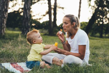 Anne ve oğlu halka açık bir parkta.