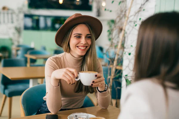 카페테리아에서 커피를 마시며 시간을 보내는 여자들 — 스톡 사진