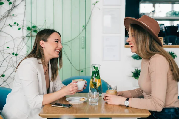 Mujeres Disfrutando Del Tiempo Juntos Una Pausa Para Tomar Café —  Fotos de Stock