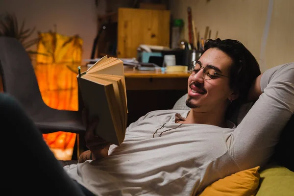 Чоловік Розслабляється Дивані Вдома Читає Книгу — стокове фото