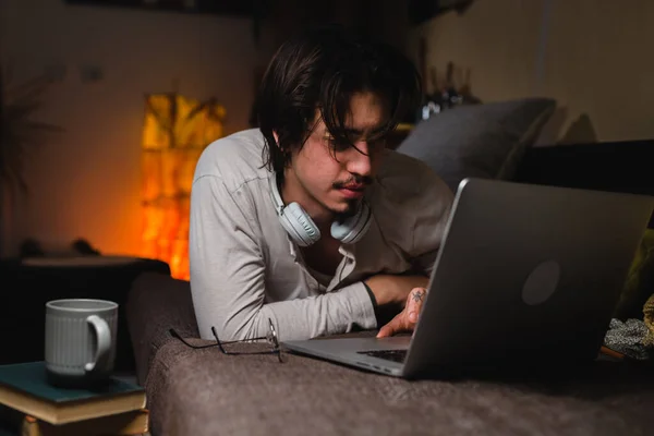 Adam Evdeki Kanepede Dinleniyor Dizüstü Bilgisayar Kullanıyor — Stok fotoğraf