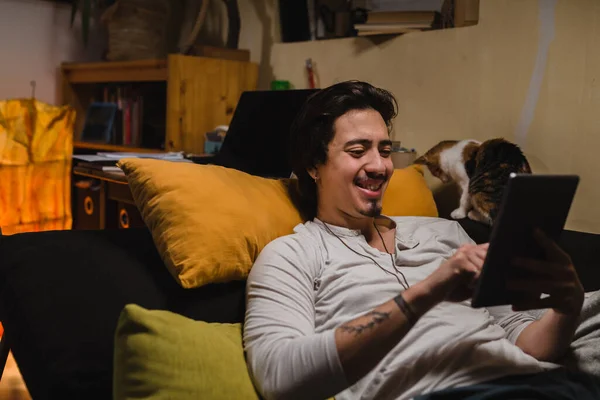 Mann Entspannt Sich Hause Auf Sofa Und Nutzt Digitales Tablet — Stockfoto