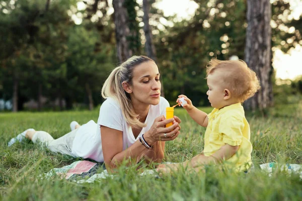 Anne ve oğlu halka açık bir parkta.