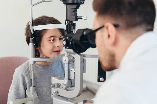 Chlapec Vyšetření Zraku Klinice — Stock fotografie