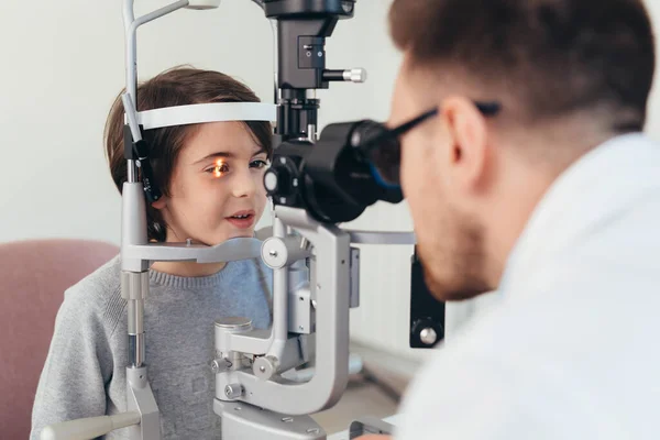 Chico Tiene Examen Vista Clínica — Foto de Stock