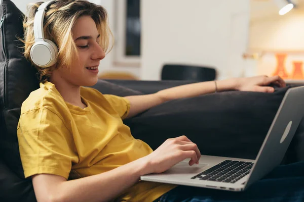 Adolescente Usando Laptop Casa — Fotografia de Stock