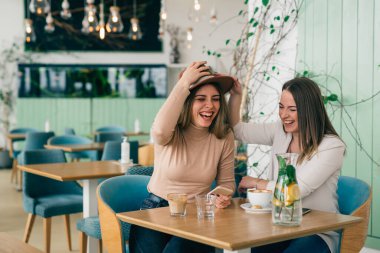 Kadınlar kafeteryada kahve molasında harika vakit geçiriyorlar.