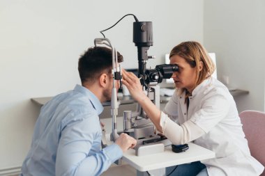 Adamın klinikte görüş muayenesi var.