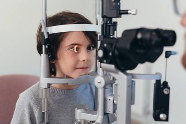 Küçük çocuğun klinikte görme muayenesi var.