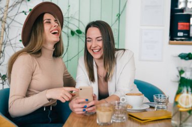 Kadınlar kahve molasında harika vakit geçiriyorlar.