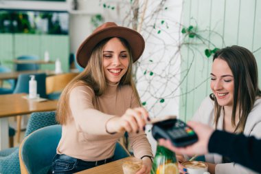 Kafeteryadaki akıllı telefonuyla ulaşılamayan bir kadın.