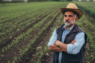 kıdemli çiftçi sahada poz veriyor