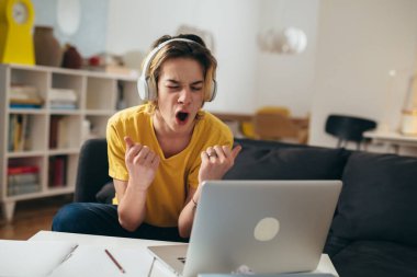 Genç çocuğun evden online dersi var.