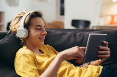 evde dijital tablet kullanan genç