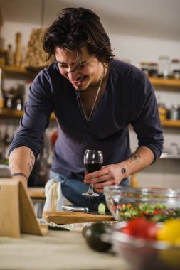 Adam mutfağında yemek hazırlıyor.