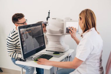 Çocuğun klinikte görme muayenesi var.