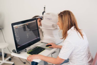 Çocuğun klinikte görme muayenesi var.