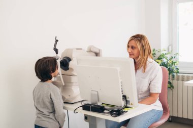 Çocuğun klinikte görme muayenesi var.