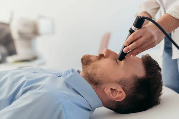 Hombre Tiene Examen Vista Clínica Con Escáner Ultrasonido — Foto de Stock