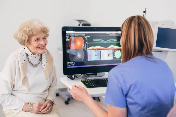 年配の女性は診療所で視力検査を受け — ストック写真