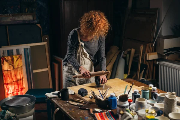 Çamurla çalışan kadın heykeltraşa yakın çekim