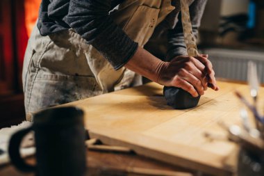 Çamurla çalışan kadın heykeltraşa yakın çekim