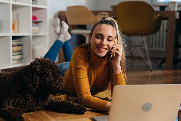 Frau Arbeitet Hause Laptop Und Spielt Mit Ihrem Hund — Stockfoto