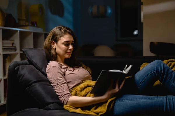 Молода Жінка Розслабляється Вдома Читаючи Книгу — стокове фото