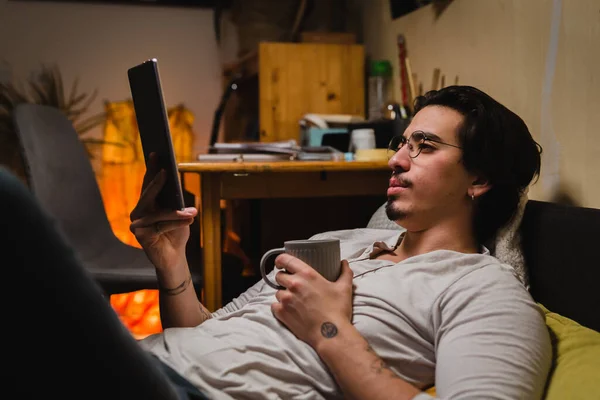 Genç Adam Yatakta Yatıyor Dijital Tablet Kullanıyor — Stok fotoğraf