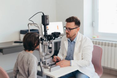 Doktor oğlanı kontrol ediyor.