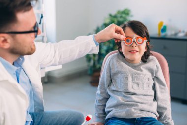 Doktor oğlanı kontrol ediyor.