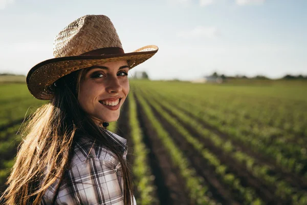 Kvinnlig Jordbrukare Som Poserar Fältet — Stockfoto