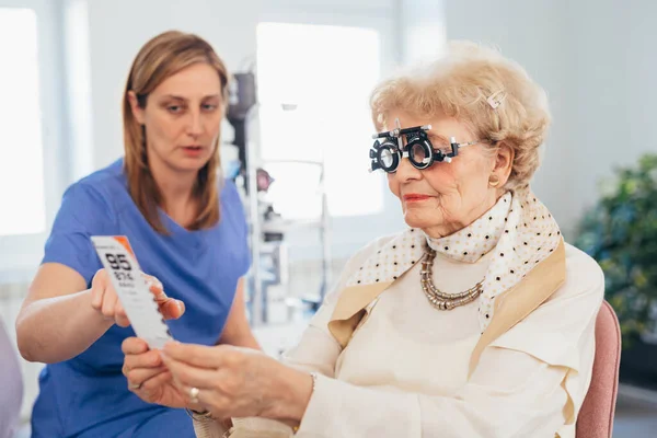 Starší Žena Oční Vyšetření — Stock fotografie