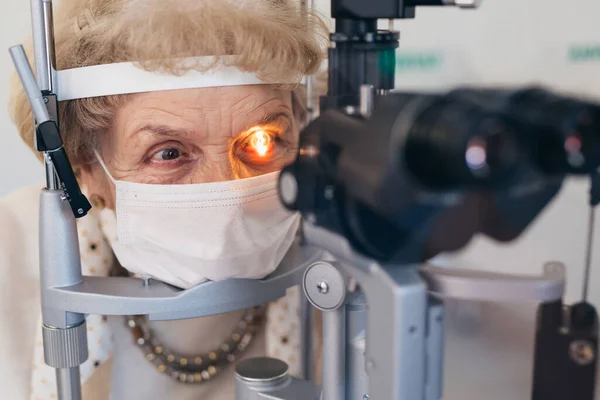 Perto Mulher Sênior Tem Exame Ocular Conceito Coronavírus — Fotografia de Stock