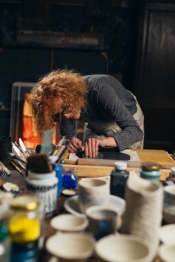 Kadınlar atölyesinde çömlek yapıyorlar.