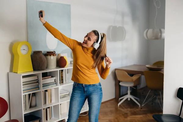 Mujer Escuchando Música Cantando Casa —  Fotos de Stock