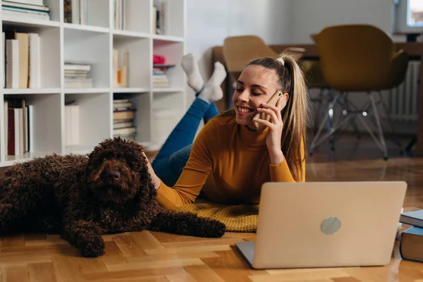 Mulher Casa Aproveitando Tempo Com Seu Cão Usando Computador Portátil — Fotografia de Stock